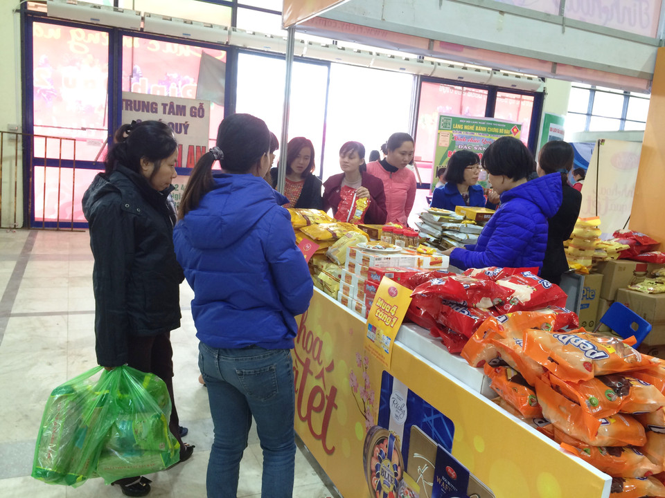 Gian hàng bánh kẹo phục vụ Tết thu hút đông đảo người tiêu dùng mua sắm. (Ảnh: Thanh Tâm/Vietnam+)