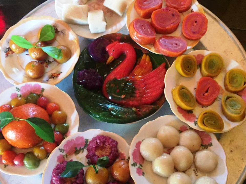 Chủ đề trang trí mâm bánh năm nay xoay quanh chủ đề con gà, biểu tượng của năm Định Dậu. (Ảnh: Thanh Tâm/Vietnam+)