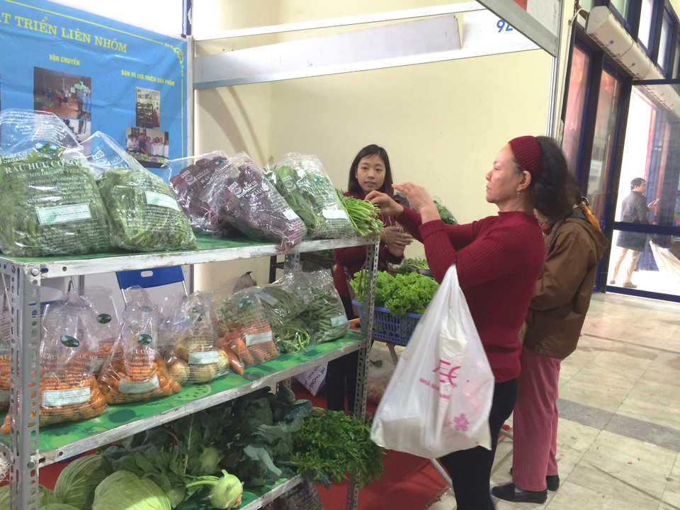 Gian hàng thực phẩm hữu cơ thu hút chị em nội trợ mua sắm. (Ảnh: Thanh Tâm/Vietnam+)
