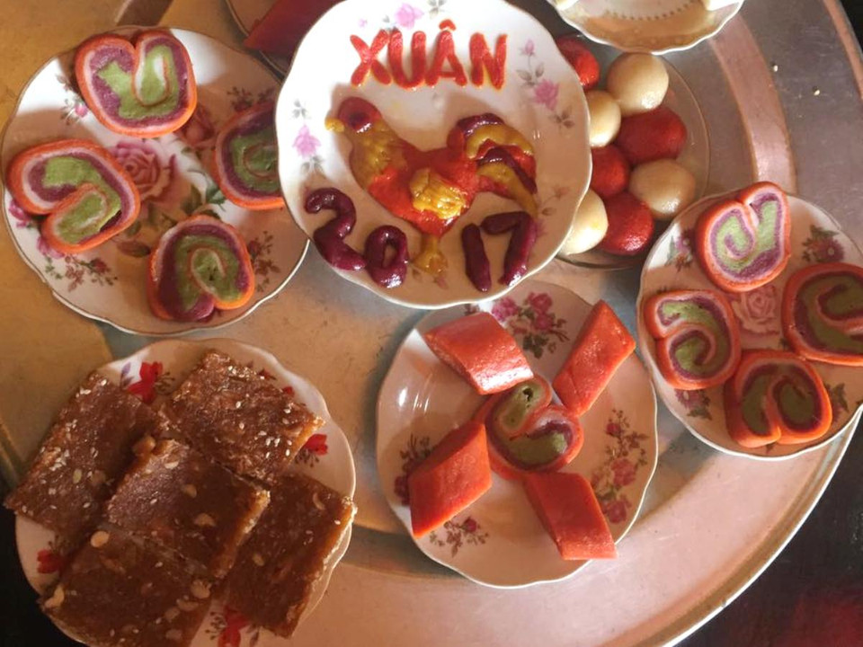 Mâm bánh có hình chú gà biểu tượng của năm mới ấn tượng. (Ảnh: Thanh Tâm/Vietnam+)