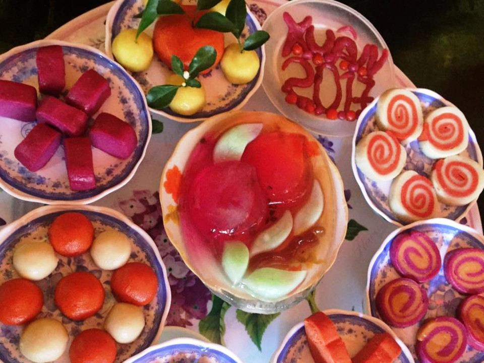 Màu những loại bánh này đều được làm từ máu xanh lá cây và màu đỏ của quả gấc, màu vàng của nghệ. (Ảnh: Thanh Tâm/Vietnam)