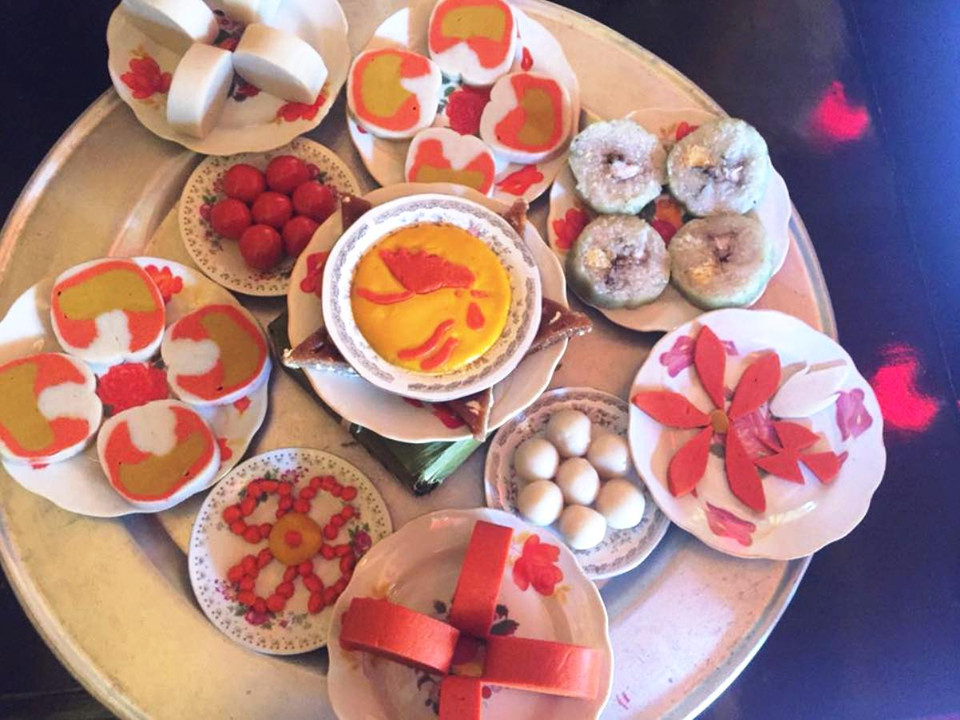 Mâm bánh Tết gồm nhiều loại bánh dân gian như bánh trôi, bánh ong, bánh tét... đều được làm từ những nguyên liệu tự nhiên. (Ảnh: Thanh Tâm/Vietnam+)