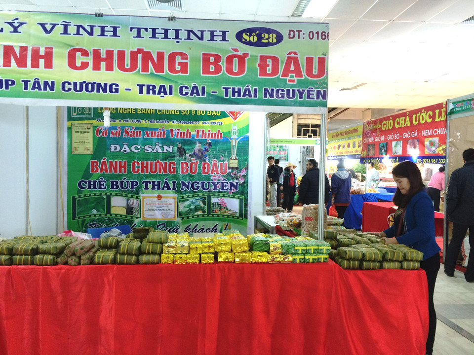 Quầy hàng bánh chưng Bờ Đậu đảm bảo cung ứng đủ nhu cầu khách mua. (Ảnh: Thanh Tâm/Vietnam+)