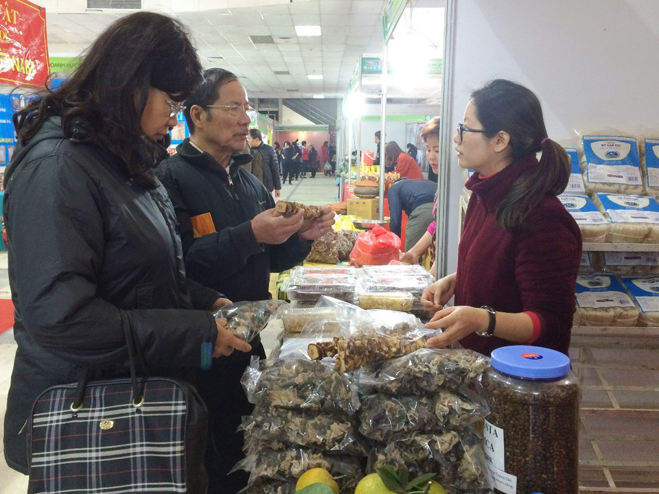 Sản phẩm hàng khô, nấm hương, mộc nhĩ được người tiêu dùng quan tâm lựa chọn chuẩn bị Tết. (Ảnh: Thanh Tâm/Vietnam+)./.