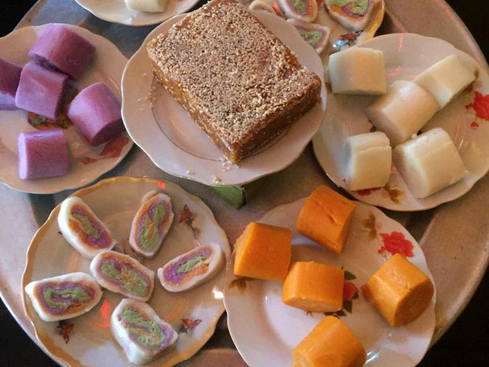 Bánh ong màu đen được làm từ mật mía, bột gạo nếp và vừng là món bánh không thể thiếu trong dịp Tết của người dân xứ Nghệ. (Ảnh: Thanh Tâm/Vietnam+)