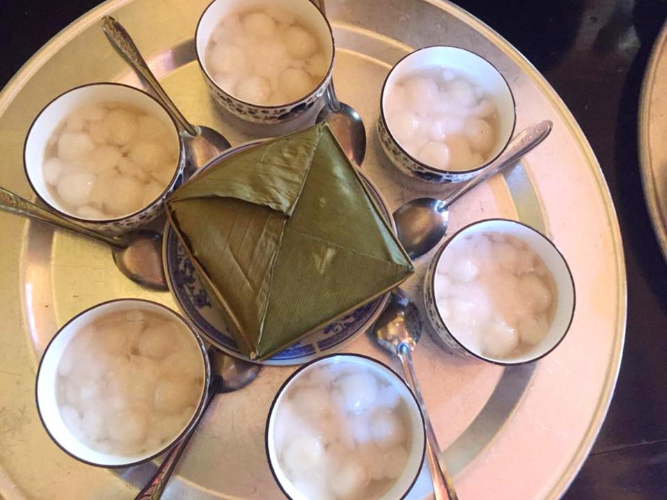 Nhiều gia đình chỉ làm bánh chưng và chè trong mâm bánh ngày Tết. (Ảnh: Thanh Tâm/Vietnam+)