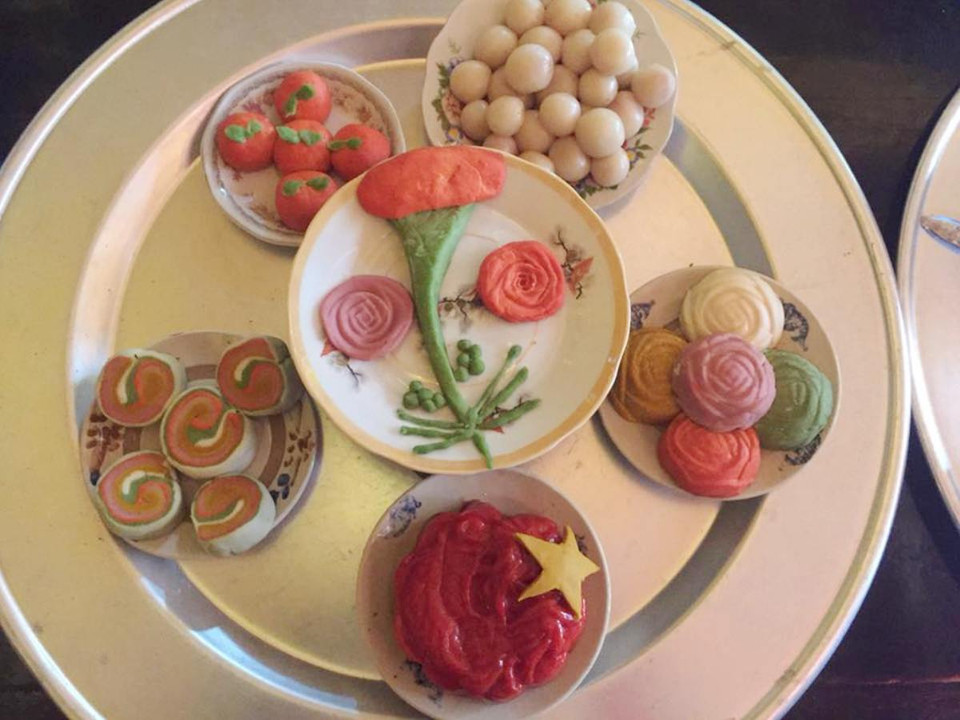 Mâm bánh đơn giản nhưng được trang trí đẹp mắt. (Ảnh: Thanh Tâm/Vietnam+)