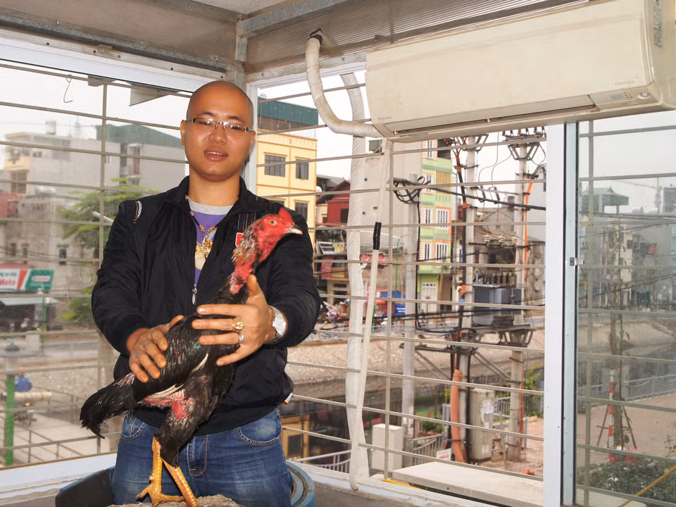 Để tạo điều kiện tốt nhất cho gà chọi, Nam còn lắp cả điều hòa tại chuồng gà. (Ảnh: Thanh Tâm/Vietnam+)