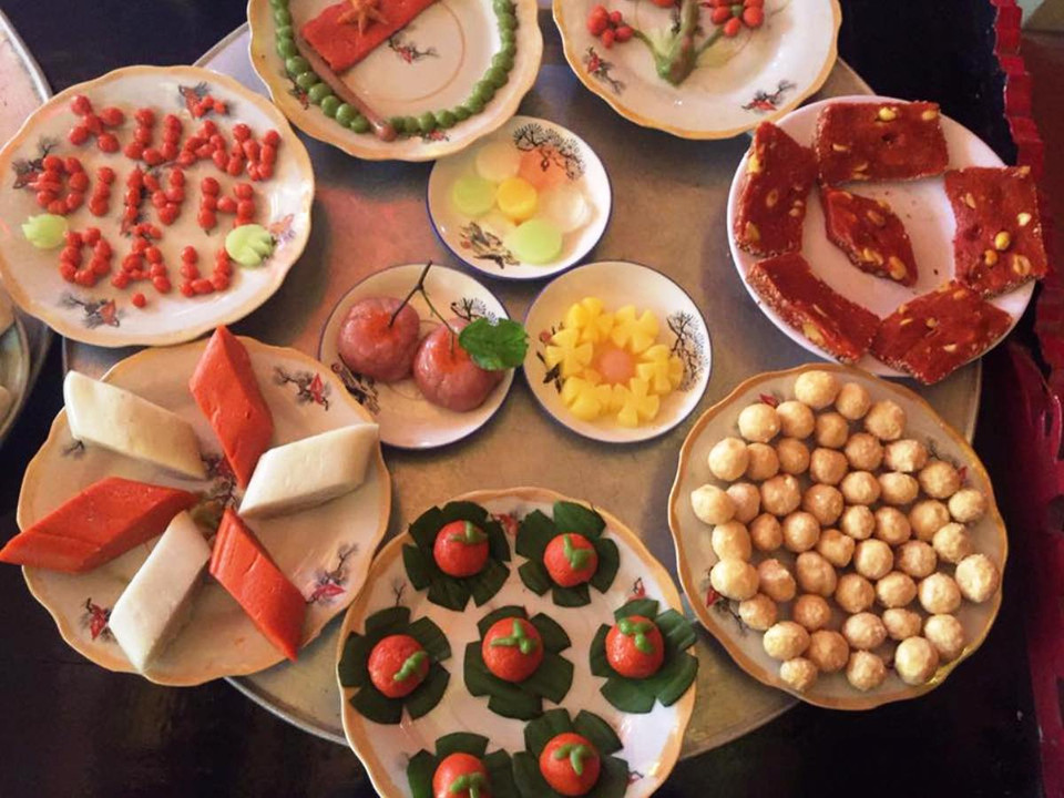 Mâm bánh được trang trí đẹp mắt để bày lên bàn thờ ngày Tết. (Ảnh: Thanh Tâm/Việt Nam+)