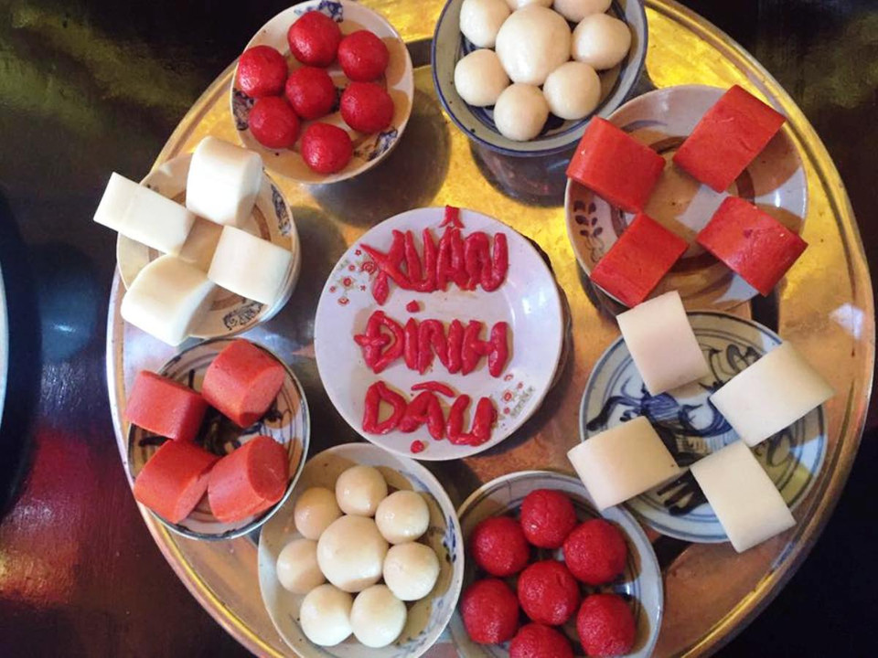 Nhiều vùng còn tổ chức thi làm bánh để xem nhà nào khéo tay, hay làm, đây cuãng là một hoạt động nhằm khuyến khích các gia đình duy trì phong tục tốt đẹp này. (Ảnh: Thanh Tâm/Vietnam+)