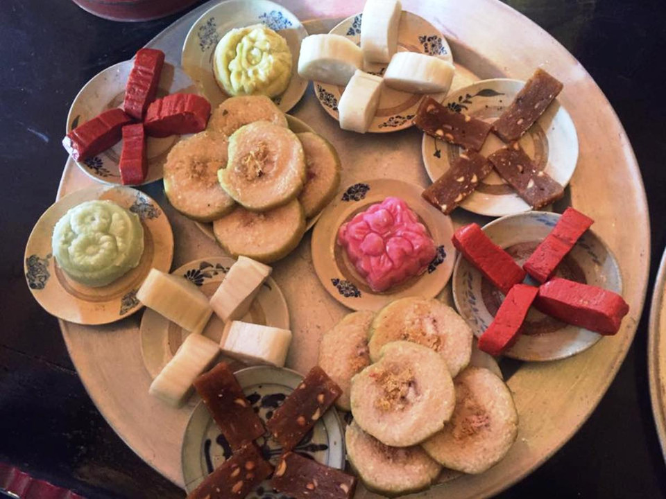 Ngoài việc đầy đủ cá loại bánh, mâm bánh đẹp phải là mâm bánh cân đối và có ý nghĩa, đặc biệt là không dùng hóa chất, phẩm màu. (Ảnh: Thanh Tâm/Vietnam+)