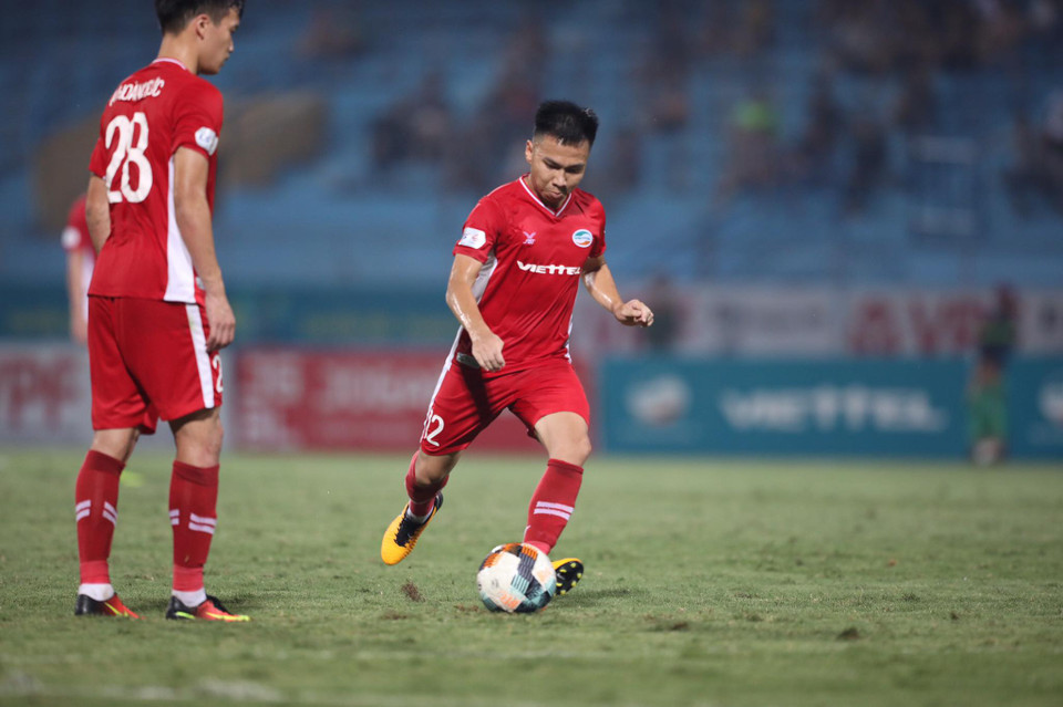 Tuy nhiên, tiền vệ này tỏa sáng đúng lúc với siêu phẩm đá phạt ở phút 81 để gỡ hòa 1-1 cho chủ nhà Viettel. (Ảnh: Nguyên An/Vietnam+)