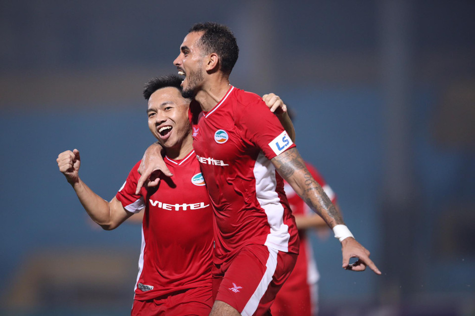 Siêu phẩm của Khắc Ngọc giúp Viettel giữ lại 1 điểm trên sân Hàng Đẫy trước đối thủ khó chịu Than Quảng Ninh. Cùng với đó, đây là dấu ấn đẹp giúp tiền vệ này ghi điểm với huấn luyện viên Park Hang-seo dự khán trận đấu. (Ảnh: Nguyên An/Vietnam+)