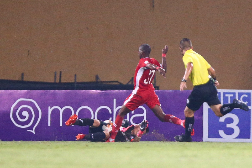 Đội chủ nhà có một vài cơ hội nguy hiểm trong hiệp một nhưng tiền đạo Bruno đã bỏ lỡ cơ hội ngon ăn. (Ảnh: Nguyên An/Vietnam+)