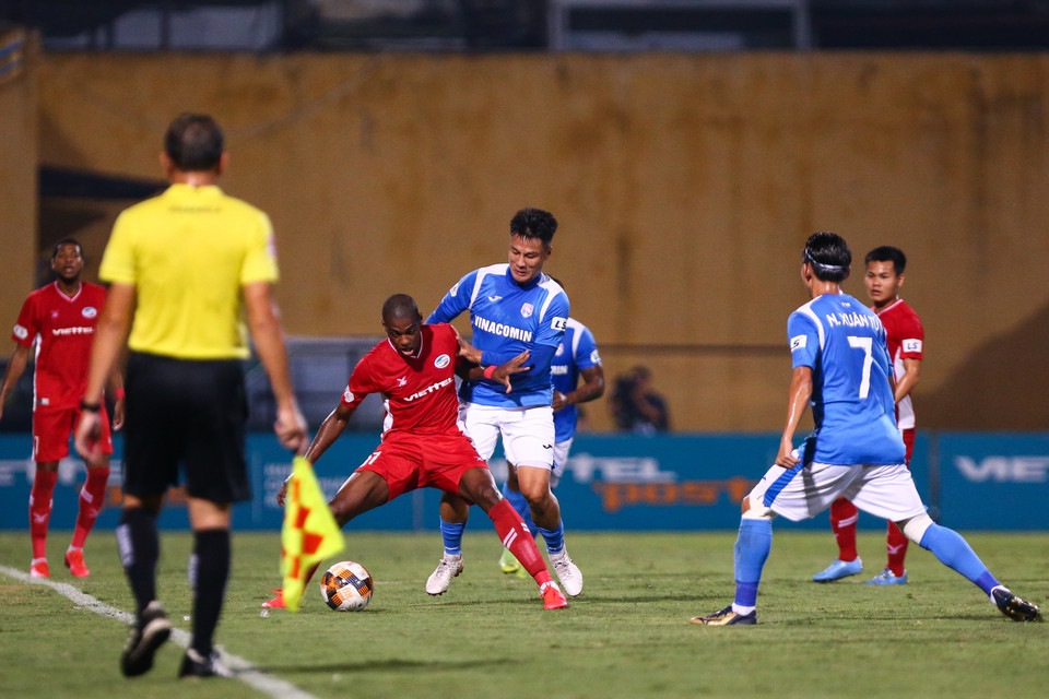Phía ngược lại, Viettel nhập cuộc chậm nên không thể lên bóng theo ý muốn và buộc phải nhường đối thủ kiểm soát bóng nhiều hơn. (Ảnh: Nguyên An/Vietnam+)
