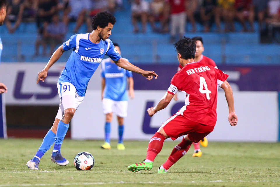 Nhưng đội bóng này vẫn có được thế trận chủ động hơn nhờ sự năng nổ của bộ đôi tiền đạo ngoại Lynch và Fagan. (Ảnh: Nguyên An/Vietnam+)