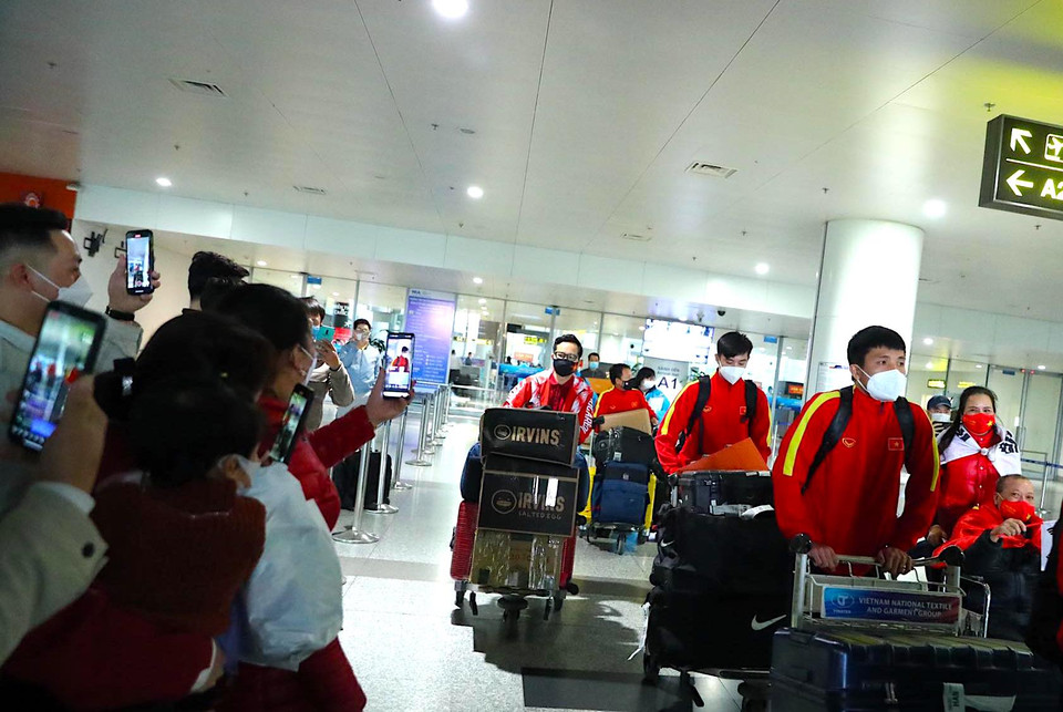 Dù chưa giành được kết quả như ý song đội tuyển Việt Nam vẫn nhận được nhiều sự quan tâm của người hâm mộ khi trở về nước. (Ảnh: CTV/Vietnam+)