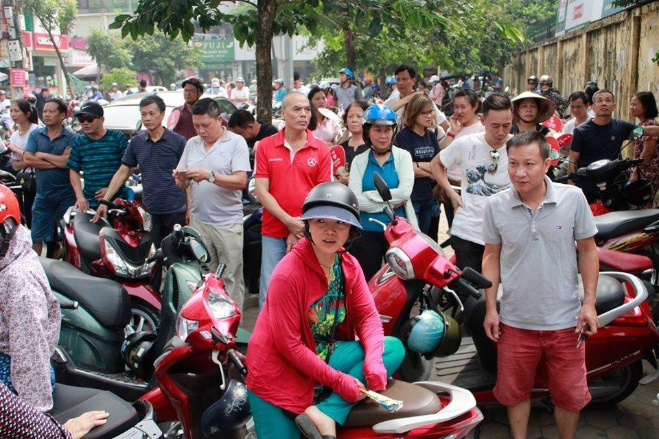 Đúng 2 giờ 30 chiều, gần 74.000 thí sinh tại Hà Nội bước vào kỳ thi môn Toán Trung học Phổ thông Quốc gia. (Ảnh: Nhóm PV/Vietnam+)