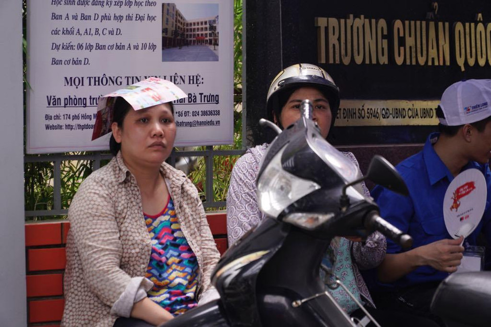 Nhiều phụ huynh chờ thí sinh từ sáng cho đến chiều. (Ảnh: Nhóm PV/Vietnam+)