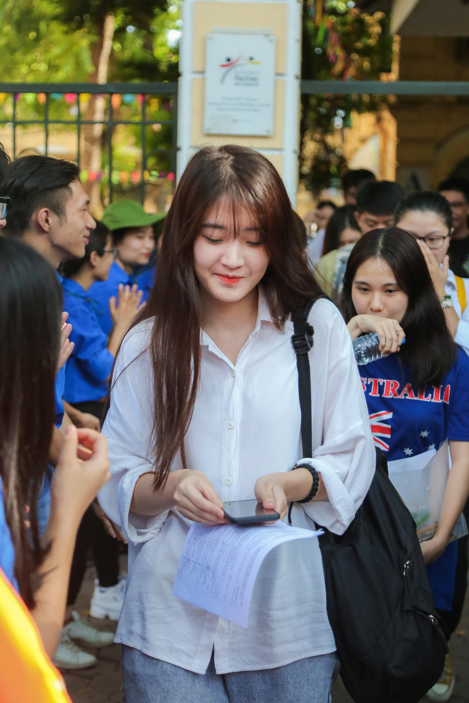 Nữ sinh có nhan sắc nổi bật nhất tại trong môn thi Tiếng Anh chiều ngày 26/6 tại điểm thi Trung học Phổ thông Việt Đức. (Ảnh: Sơn Bách/Vietnam+)