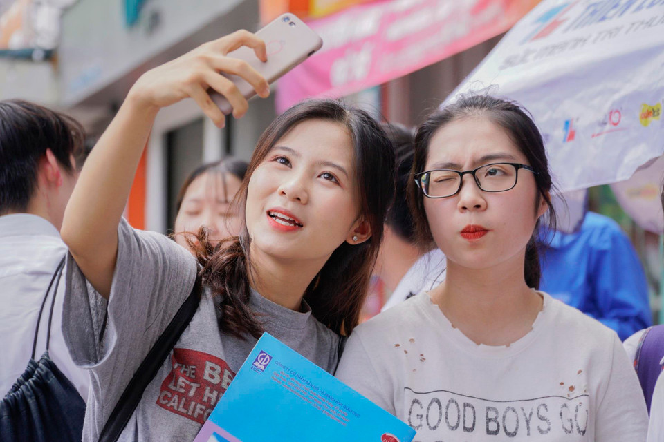 Nữ sinh tự tin 'post dáng' cùng với cô bạn của mình. (Ảnh: Minh Hiếu/Vietnam+)