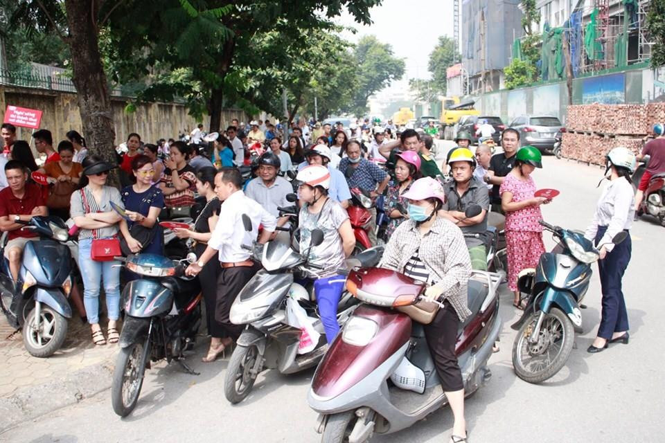 Phụ huynh đứng chật cứng tại xung quanh điểm thi. (Ảnh: Nhóm PV/Vietnam+)