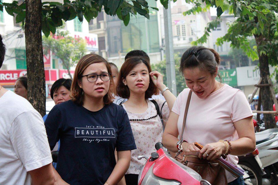 Nhiều phụ huynh đứng bàn tán về kết quả của buổi thi sáng của các thí sinh. (Ảnh: Minh Hiếu/Vietnam+)