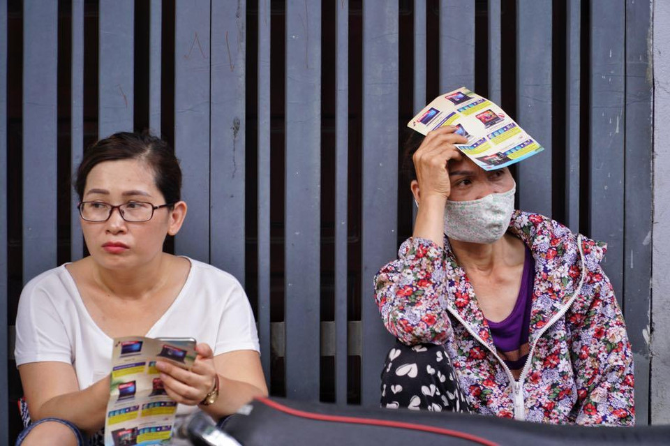 Mệt mỏi trong sự đợi chờ... (Ảnh: Nhóm PV/Vietnam+)