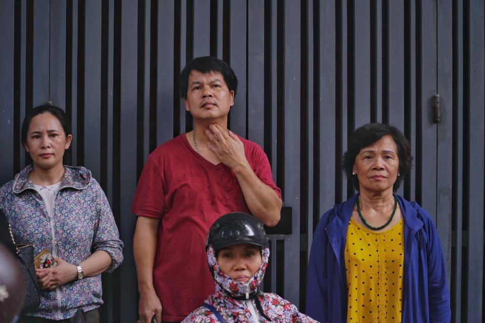 Nhiều phụ huynh đứng ngồi không yên mong ngóng các thí sinh từ bên ngoài. (Ảnh: Nhóm PV/Vietnam+)