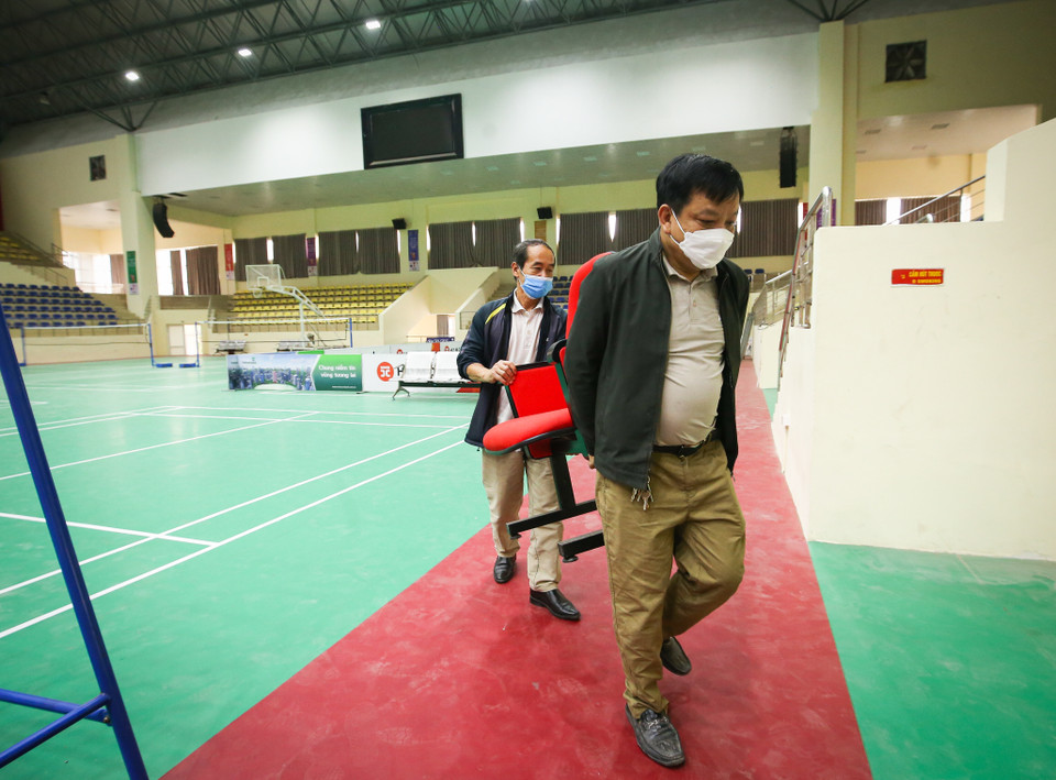 Tại nhà thi đấu Hoài Đức, các môn thi đấu sẽ diễn ra trước ngày khai mạc nên mọi công tác chuẩn bị phải gấp rút hoàn thiện với tốc độ nhanh hơn so với nhiều địa điểm tổ chức khác. (Ảnh: PV/Vietnam+)