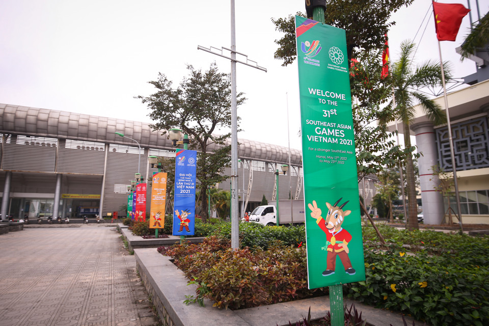 Ở phía bên ngoài, nhà thi đấu Hoài Đức cũng đã được dọn dẹp, tu sửa cây xanh từ phía cổng lớn cho tới đường vào nhà thi đấu. (Ảnh: PV/Vietnam+)