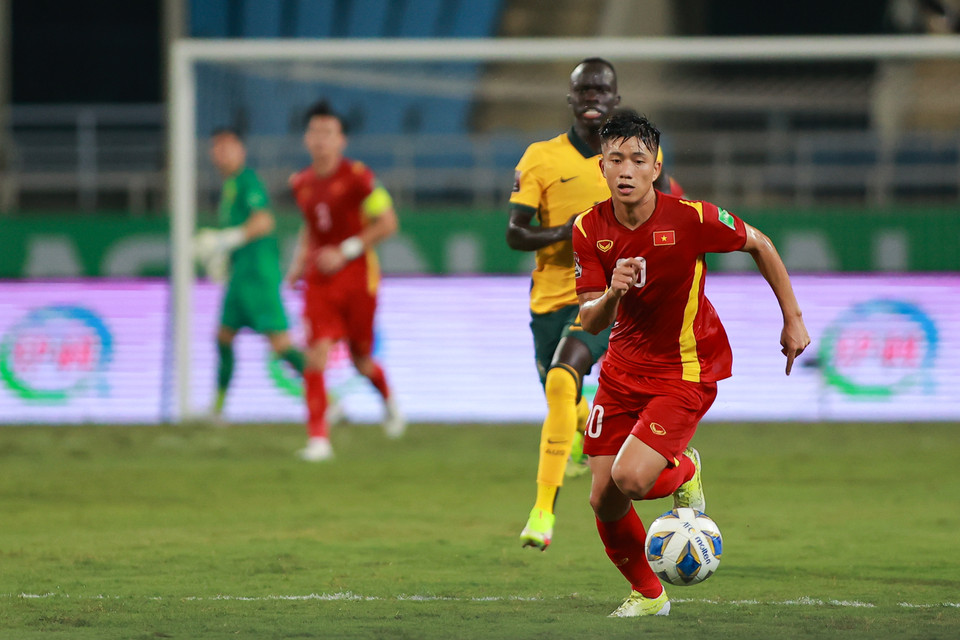 Tuy nhiên, nếu các cầu thủ trên gây ấn tượng thì Phan Văn Đức lại cho thấy sự thất vọng. Hai trận đấu đã qua, tiền vệ Sông Lam Nghệ An đều đã thi đấu mờ nhạt và kém hiệu quả. (Ảnh: Hiển Nguyễn/Vietnam+)