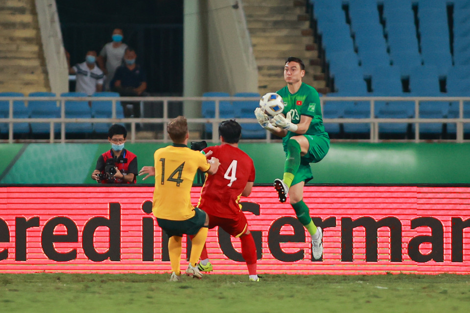 Trung vệ mang áo số 4 phán đoán tình huống tốt, chủ động can thiệp, cắt những đường bóng của đối thủ. (Ảnh: Hiển Nguyễn/Vietnam+)