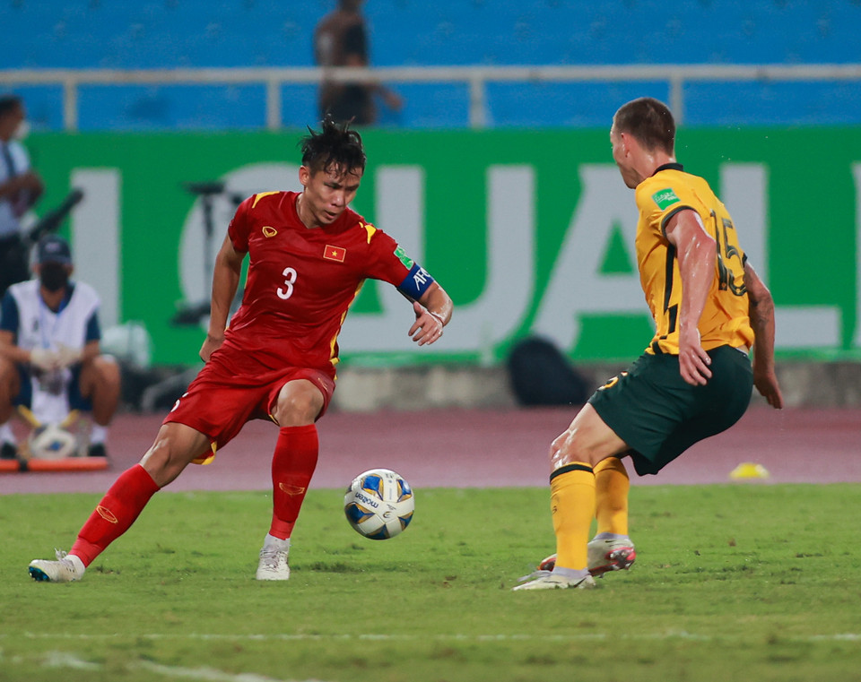 Chơi ăn ý bên cạnh Quế Ngọc Hải, Bùi Tiến Dũng chứng tỏ tại sao luôn được huấn luyện viên Park Hang-seo tin tưởng. (Ảnh: Hiển Nguyễn/Vietnam+)