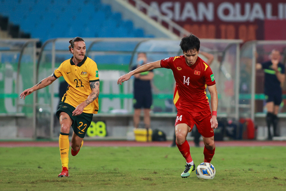 Tiền vệ Hoàng Đức là một trong số ít cầu thủ chơi ấn tượng trước Australia khi tự tin cầm bóng, phát động phản công nhanh cho đội tuyển Việt Nam. (Ảnh: Hiển Nguyễn/Vietnam+)