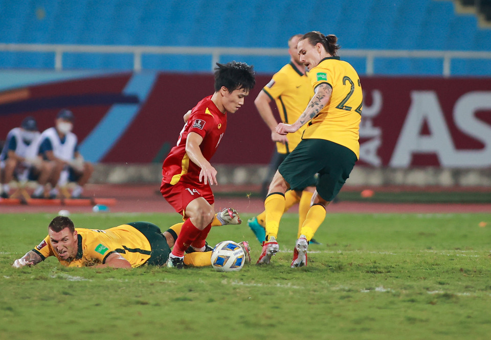 Cầu thủ Viettel FC nhiều lần loại bỏ đối thủ đang áp sát để mở ra cơ hội lên bóng hoặc giảm bớt sức ép. (Ảnh: Hiển Nguyễn/Vietnam+)