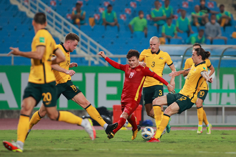 Vì thế, tiền vệ số 19 không ít lần bị các hậu vệ đối phương "chăm sóc". (Ảnh: Hiển Nguyễn/Vietnam+)