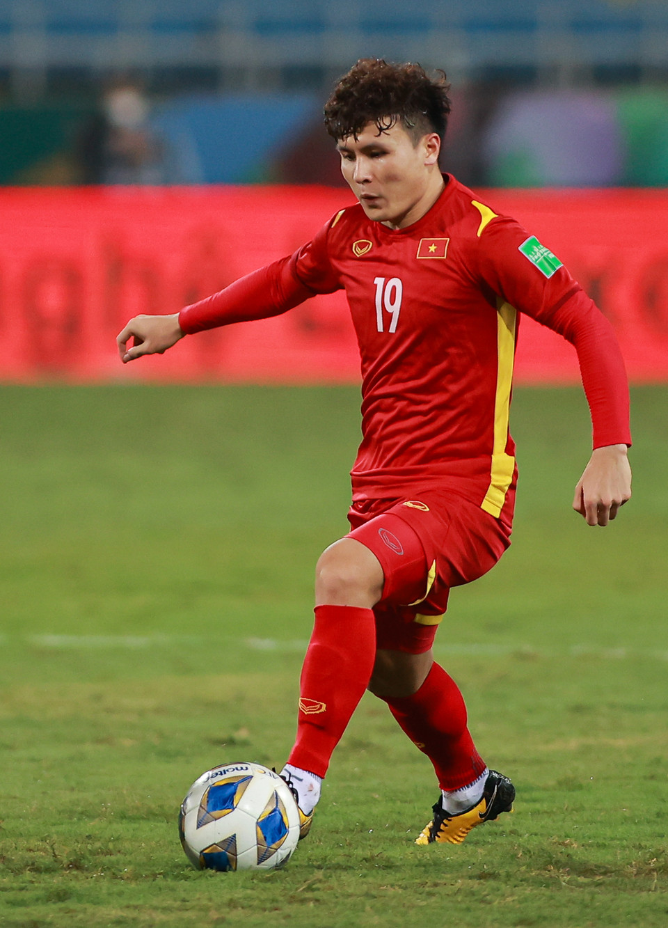 Quang Hải suýt chút nữa tiếp tục ghi bàn đẹp mắt nếu lốp bóng thành công qua đầu thủ môn Australia ở ngay phút thứ 6 của trận đấu. (Ảnh: Hiển Nguyễn/Vietnam+)