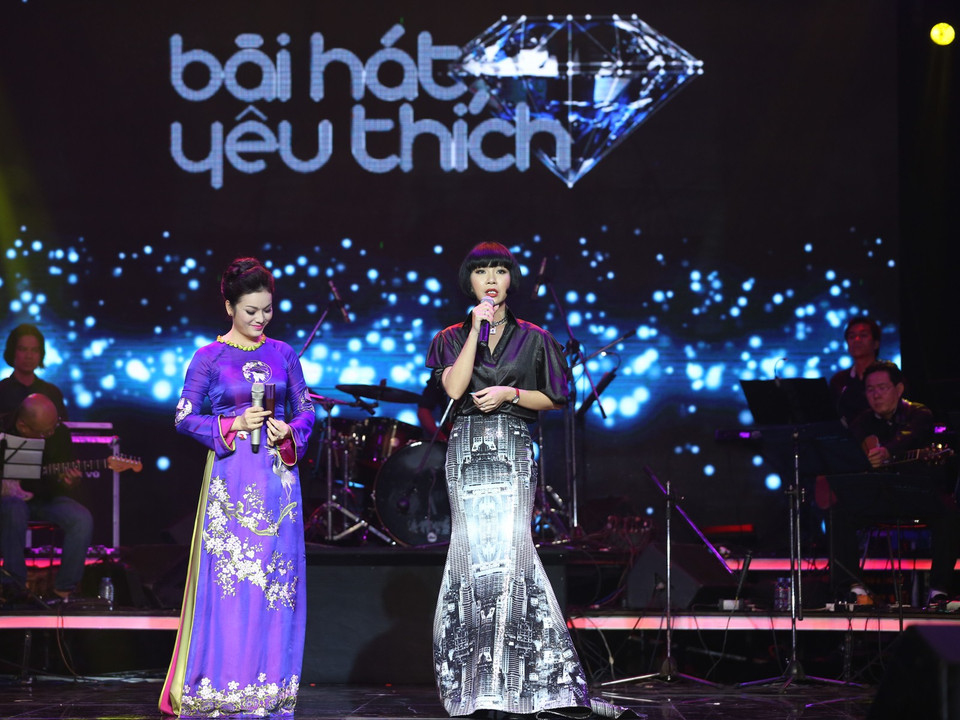 Khách mời bình luận Trác Thúy Miêu và Tân Nhàn trên sân khấu (Ảnh: BTC)