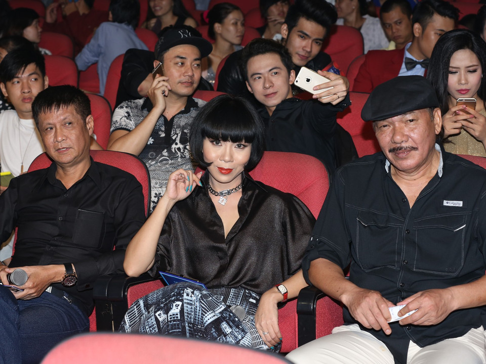 Ba khách mời bình luận trong liveshow Bài hát Yêu thích đầu tiên năm 2015, đạo diễn Lê Hoàng, nhà báo Trác Thúy Miêu và nhạc sỹ Trần Tiến (từ trái) (Ảnh: BTC)