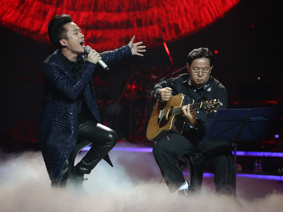 Tùng Dương đầy xúc cảm với 'Mẹ ơi' của nhạc sỹ Trần Tiến (Ảnh: BTC)