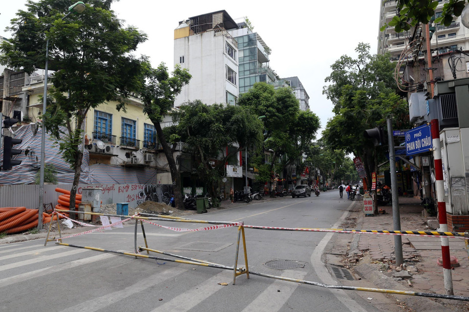 Khu vực đường Phan Bội Châu được tạm thời rào lại, tổ chức giao thông cục bộ cho người dân khu vực thuộc tuyến đường Phan Bội Châu, đoạn từ Lý Thường Kiệt đến Trần Hưng Đạo. (Ảnh: Huy Hùng/TTXVN)