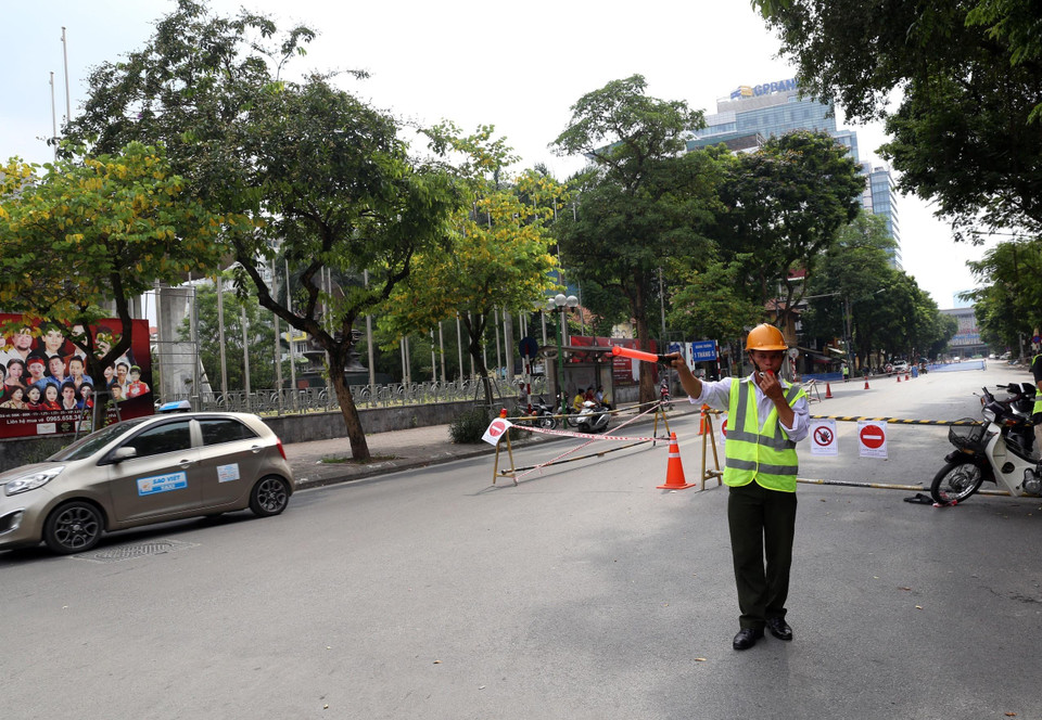 Ngày 23/6, Sở GTVT Hà Nội bắt đầu tiến hành rào chắn 1 đoạn phố Trần Hưng Đạo để thi công ga ngầm cuối cùng trên tuyến đường sắt đô thị Nhổn - ga Hà Nội. (Ảnh: Huy Hùng/TTXVN)