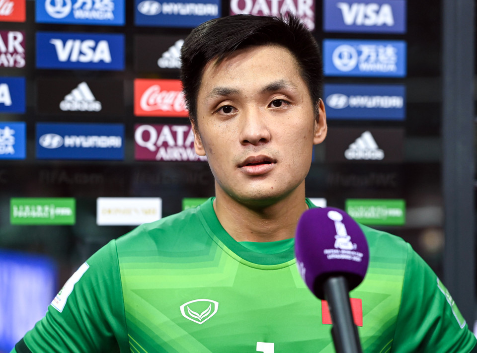 Trong khi đó, Hồ Văn Ý tiếp tục tỏa sáng với phong độ cao, cản phá hàng loạt cú sút nguy hiểm của đối thủ để mang về kết quả hòa. (Ảnh: VFF)