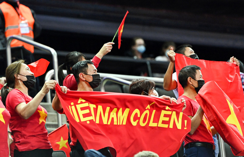 Trên khán đài, số ít khán giả có mặt tại Litva cổ vũ, ăn mừng cùng tuyển futsal Việt Nam. (Ảnh: VFF)