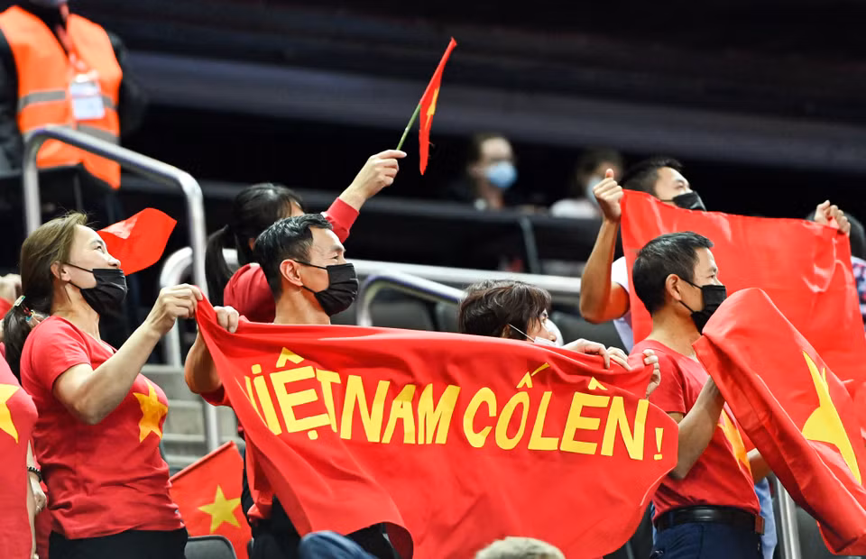 Trên khán đài, số ít khán giả có mặt tại Litva cổ vũ, ăn mừng cùng tuyển futsal Việt Nam. (Ảnh: VFF)