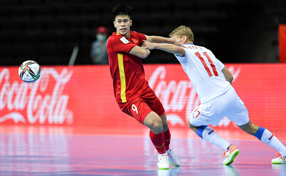Trước đối thủ mạnh hơn Cộng hòa Séc ở trận đấu cuối vòng bảng, đội tuyển futsal Việt Nam đã thi đấu xuất sắc, qua đó giành 1 điểm quan trọng để có vé đi tiếp. (Ảnh: VFF)