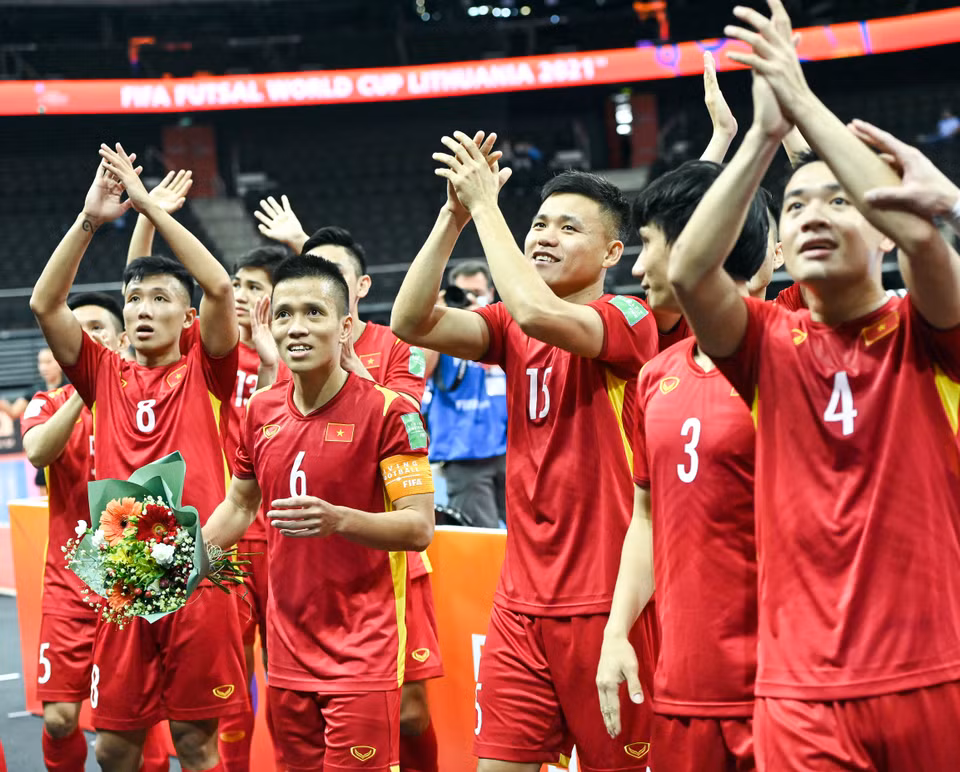 Cầu thủ tuyển futsal Việt Nam vừa xúc động vui mừng vừa cảm ơn người hâm mộ. (Ảnh: VFF)