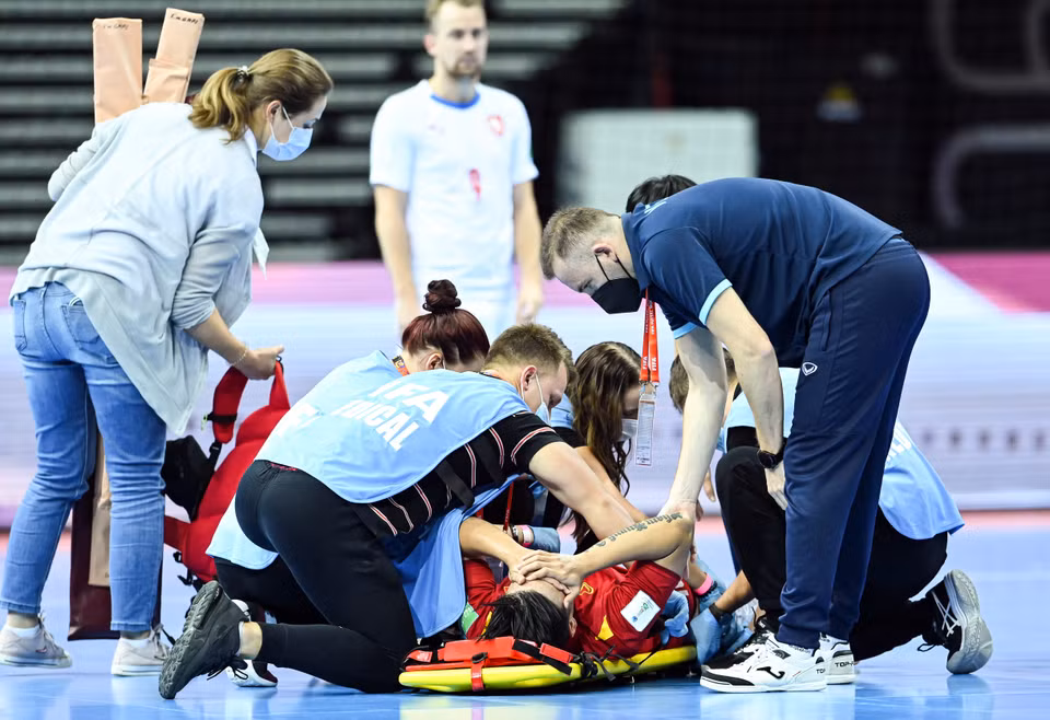 Tuy nhiên, sau trận đấu với Cộng hòa Séc, đội tuyển futsal Việt Nam cũng phải nhận tin buồn khi cầu thủ Vũ Đức Tùng gặp chấn thương nặng ở đầu gối, cần kiểm tra gấp và nhiều khả năng bỏ lỡ FIFA Futsal World Cup. (Ảnh: VFF) 