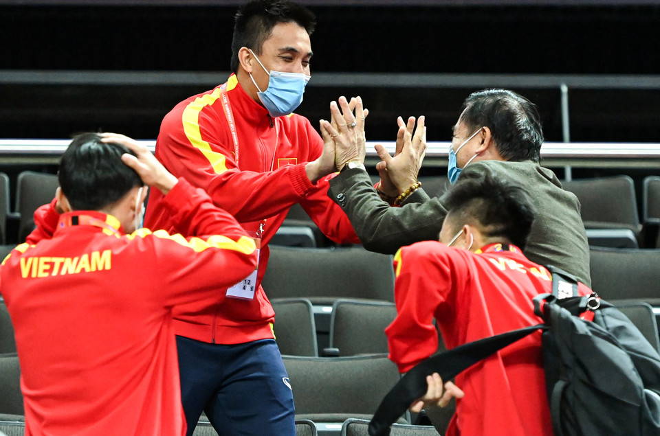 Lãnh đạo đội, ban huấn luyện tuyển futsal Việt Nam ăn mừng trong khoảnh khắc kết thúc trận đấu. (Ảnh: VFF)